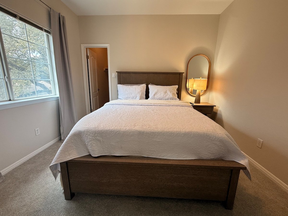 Bedroom five, queen bed