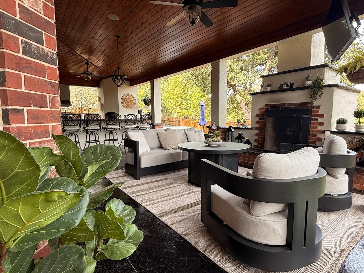 The covered patio at the Hot Tub & Theater Retreat