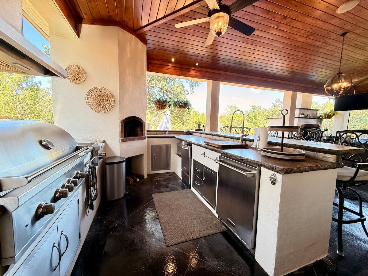 Outdoor kitchen & wood-fired pizza oven
